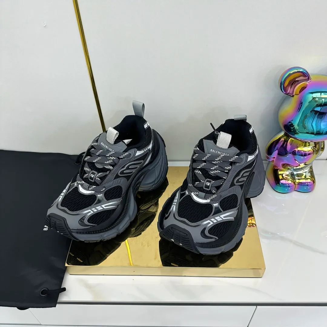 👟👟Ex-factory price 680👟👟 Balenciaga Balenciaga CARGO 6XL Sneakers Round-toe lace-up Low-cut lifestyle mesh lace-up Low-cut catwalk retro Balenciaga is always at the forefront of fashion. This model has huge size and eye-catching design. It is in line with the current "" trend. It uses an all-black color scheme to create a low-key yet gorgeous effect. The 6XL size makes it a conspicuous presence in the market. Suitable for people who pursue individuality. The products released this time once again reflect their innovation capabilities. They are made of microfiber and mesh. Its avant-garde design, exaggerated volume and reflective details give it a special silhouette. It is made of mesh material, which brings good foot feel, comfortable and breathable. The appearance still adopts the classic shape. The shoe body is fashionable and easy to wear. Item No.: 815859 W2MV2 1012 Size: 35-46